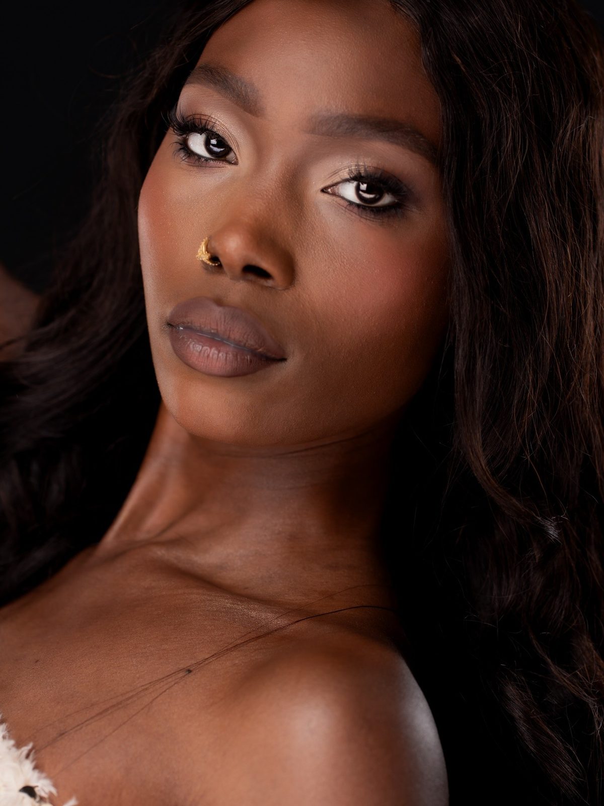 Close-up van model Gloria: stralende huid, zachte bronzen ogen en een nude lip
