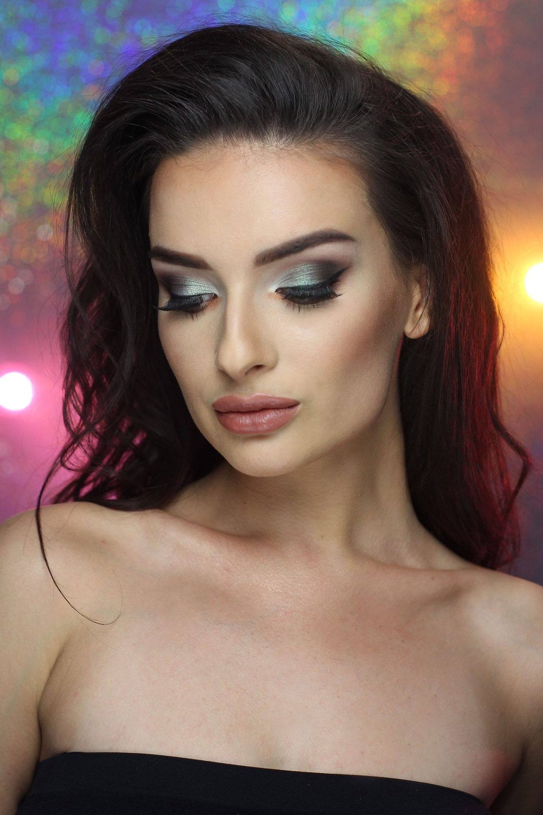 Zachte smoky eyes in groen en grijs met een nude lip, voor een holografische achtergrond