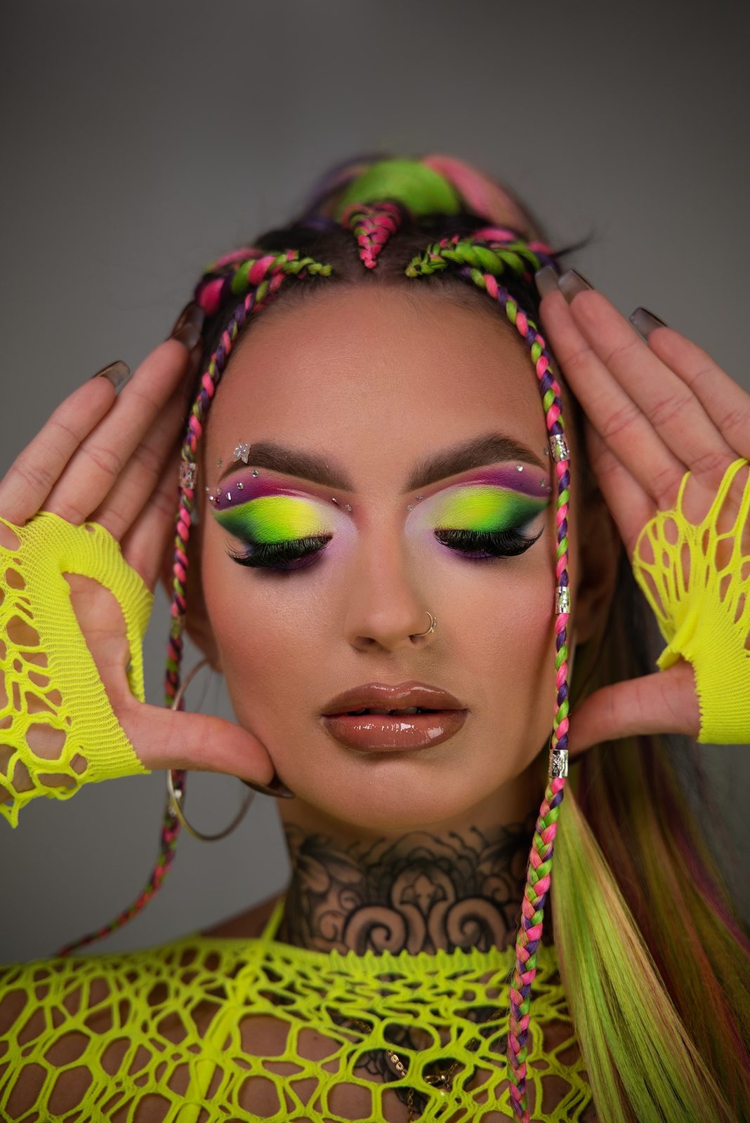 Neon-look: limoengroen en magenta grafisch oog, neon vlechten en limoengroene netstof handschoenen